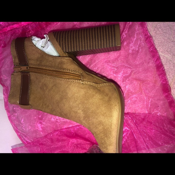 BAMBOO Shoes - NWOT Bamboo beige block heel size 7.5